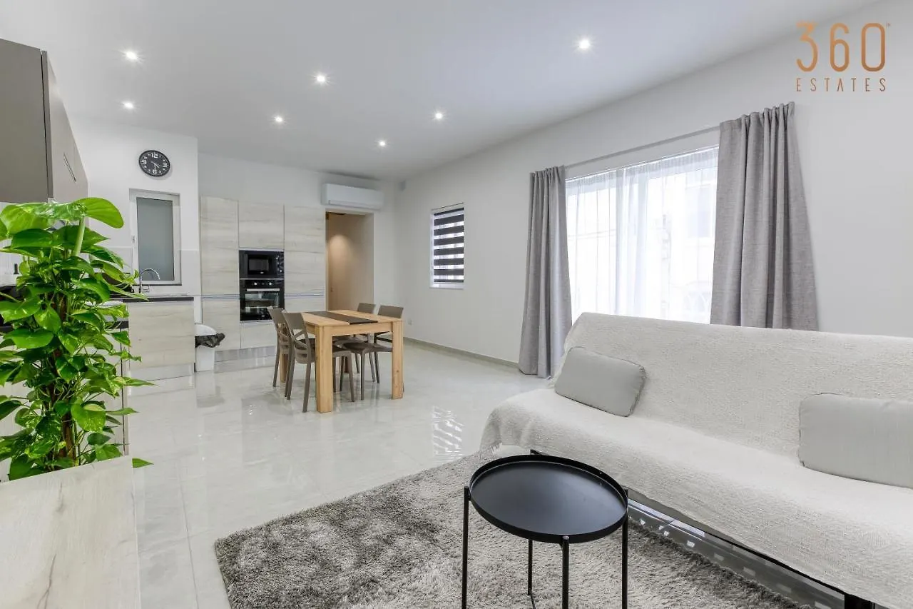 A Lovely 1Br Home With Balcony Just Off The Coast By 360 Estates San Giuliano